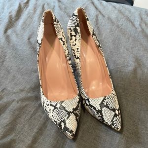 GENSHUO Snake Embossed Pumps